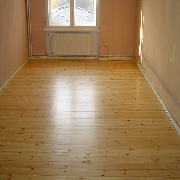Kieferdielen geschliffen und versiegelt