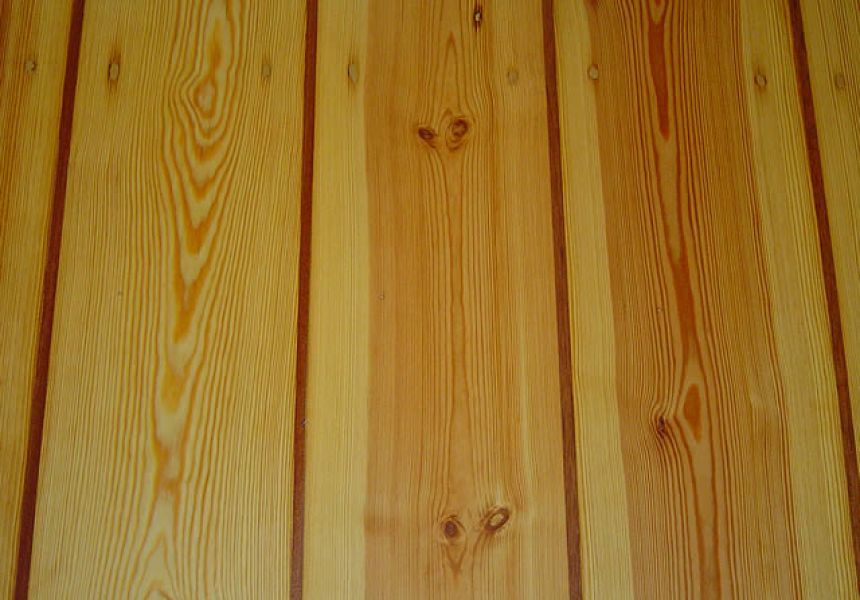 Kieferdielen Fugen mit Mahoganileisten verschlossen eingeleistet